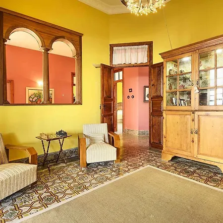 Casa Lola Y Juan, Lola Y Juan